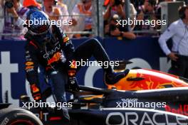 Max Verstappen (NLD) Red Bull Racing RB20 in parc ferme. 05.05.2024. Formula 1 World Championship, Rd 6, Miami Grand Prix, Miami, Florida, USA, Race Day.