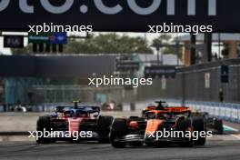 Oscar Piastri (AUS) McLaren MCL38 and Carlos Sainz Jr (ESP) Ferrari SF-24. 05.05.2024. Formula 1 World Championship, Rd 6, Miami Grand Prix, Miami, Florida, USA, Race Day.