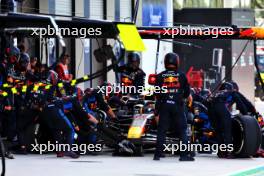 Sergio Perez (MEX) Red Bull Racing RB20 makes a pit stop. 05.05.2024. Formula 1 World Championship, Rd 6, Miami Grand Prix, Miami, Florida, USA, Race Day.