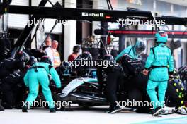 George Russell (GBR) Mercedes AMG F1 W15 makes a pit stop. 05.05.2024. Formula 1 World Championship, Rd 6, Miami Grand Prix, Miami, Florida, USA, Race Day.
