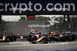 Max Verstappen (NLD) Red Bull Racing RB20 leads at the start of the race.  05.05.2024. Formula 1 World Championship, Rd 6, Miami Grand Prix, Miami, Florida, USA, Race Day.