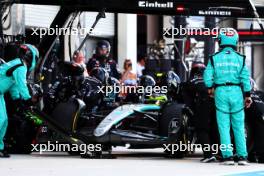 Lewis Hamilton (GBR) Mercedes AMG F1 W15 makes a pit stop. 05.05.2024. Formula 1 World Championship, Rd 6, Miami Grand Prix, Miami, Florida, USA, Race Day.