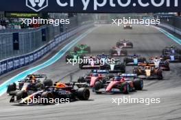 Max Verstappen (NLD) Red Bull Racing RB20 leads a late braking team mate Sergio Perez (MEX) Red Bull Racing RB20 at the start of the race. 05.05.2024. Formula 1 World Championship, Rd 6, Miami Grand Prix, Miami, Florida, USA, Race Day.