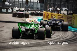 Logan Sargeant (USA) Williams Racing FW46 and Zhou Guanyu (CHN) Sauber C44. 04.05.2024. Formula 1 World Championship, Rd 6, Miami Grand Prix, Miami, Florida, USA, Sprint and Qualifying Day.