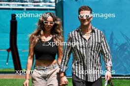 (L to R): Egle Ruskyte (LIT) with her husband Nico Hulkenberg (GER) Haas F1 Team. 05.05.2024. Formula 1 World Championship, Rd 6, Miami Grand Prix, Miami, Florida, USA, Race Day.