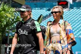 (L to R): Valtteri Bottas (FIN) Sauber with his girlfriend Tiffany Cromwell (AUS) Professional Cyclist. 05.05.2024. Formula 1 World Championship, Rd 6, Miami Grand Prix, Miami, Florida, USA, Race Day.