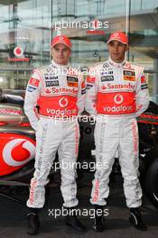 16.01.2009 Woking, England,  Heikki Kovalainen (FIN), McLaren Mercedes, Lewis Hamilton (GBR), McLaren Mercedes - McLaren Mercedes, MP4-24