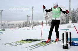 03.12.2010, Oestersund, Sweden (SWE): Thomas Burmann (GER), Holmenkol technician - IBU world cup biathlon, training, Oestersund (SWE). www.xpb.cc. © Manzoni/xpb.cc. Every downloaded picture is fee-liable.