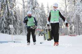 03.12.2010, Oestersund, Sweden (SWE): Fritz Becker (GER), Holmenkol Wax technician and Thomas Burmann (GER), Holmenkol Wax technician - IBU world cup biathlon, training, Oestersund (SWE). www.xpb.cc. © Manzoni/xpb.cc. Every downloaded picture is fee-liable.