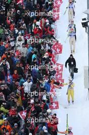 18.12.2010, Engelberg, Switzerland (SUI): Feature: Athletes pass the crowd - FIS world cup ski jumping, individual HS137, Engelberg (SUI). www.xpb.cc. © Manzoni/xpb.cc. Every downloaded picture is fee-liable.