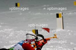 05.01.2011, Oberhof, Germany (GER): Ole Einar Bjoerndalen (NOR), Madshus, Rottefella, Odlo shoots in heavy wind - IBU world cup biathlon, relay men, Oberhof (GER). www.xpb.cc. © Manzoni/xpb.cc. Every downloaded picture is fee-liable.