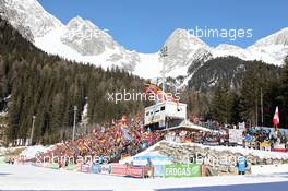 22.01.2011, Antholz, Italy (ITA): Biathlon Feature: Grand stand with beautiful mountain scene - IBU world cup biathlon, relay women, Antholz (ITA). www.xpb.cc. © Manzoni/xpb.cc. Every downloaded picture is fee-liable.