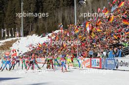 22.01.2011, Antholz, Italy (ITA): Biathlon Feature: Start of women's relay in front of a cheering crowd - IBU world cup biathlon, relay women, Antholz (ITA). www.xpb.cc. © Manzoni/xpb.cc. Every downloaded picture is fee-liable.