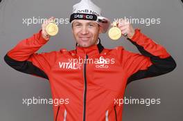 18.03.2011, Khanty-Mansiysk, Russia (RUS): Ole Einar Bjoerndalen (NOR), Madshus, Rottefella, Odlo - IBU world championships biathlon, medals, Khanty-Mansiysk (RUS). www.xpb.cc. © Manzoni/xpb.cc. Every downloaded picture is fee-liable.