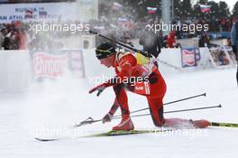 06.03.2011, Khanty-Mansiysk, Russia (RUS): Tarjei Boe (NOR), Fischer, Rottefella, Swix, ODLO falls down at the shooting range - IBU world championships biathlon, pursuit men, Khanty-Mansiysk (RUS). www.xpb.cc. © Manzoni/xpb.cc. Every downloaded picture is fee-liable.