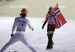 12.03.2011, Lahti, Finland (FIN):  (r-l) Johan Remen Evensen (NOR), Elan tried to give the falg to Tom Hilde (NOR), Fischer - FIS world cup ski jumping, team HS130, Lahti (FIN). www.xpb.cc. © Laiho/xpb.cc. Every downloaded picture is fee-liable.
