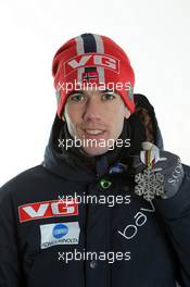 27.02.2011, Oslo, Norway (NOR): Silver Medal Team; Anders Bardal (NOR), Fischer - FIS nordic world ski championships, ski jumping, medals, Oslo (NOR). www.xpb.cc. © Hemmersbach/xpb.cc. Every downloaded picture is fee-liable.