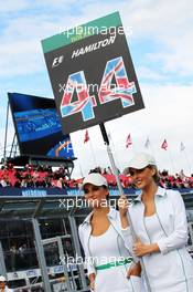 Grid girls for Lewis Hamilton (GBR) Mercedes AMG F1. 16.03.2014. Formula 1 World Championship, Rd 1, Australian Grand Prix, Albert Park, Melbourne, Australia, Race Day.