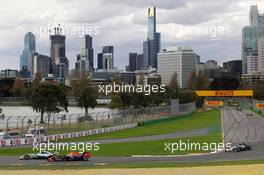 Lewis Hamilton (GBR) Mercedes AMG F1 W05 and Daniel Ricciardo (AUS) Red Bull Racing RB10 battle for position. 16.03.2014. Formula 1 World Championship, Rd 1, Australian Grand Prix, Albert Park, Melbourne, Australia, Race Day.
