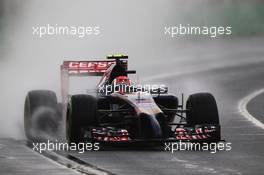 Daniil Kvyat (RUS) loses control of his Scuderia Toro Rosso STR9 on the 'back straight'. 15.03.2014. Formula 1 World Championship, Rd 1, Australian Grand Prix, Albert Park, Melbourne, Australia, Qualifying Day.