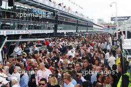 Fans pit lane walkabout. 16.03.2014. Formula 1 World Championship, Rd 1, Australian Grand Prix, Albert Park, Melbourne, Australia, Race Day.