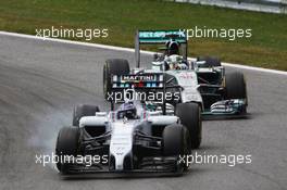 Valtteri Bottas (FIN) Williams FW36 locks up under braking leading Lewis Hamilton (GBR) Mercedes AMG F1 W05. 22.06.2014. Formula 1 World Championship, Rd 8, Austrian Grand Prix, Spielberg, Austria, Race Day.