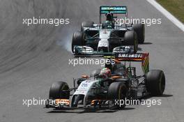 Sergio Perez (MEX) Sahara Force India F1 VJM07 leads Nico Rosberg (GER) Mercedes AMG F1 W05, who locks up under braking. 22.06.2014. Formula 1 World Championship, Rd 8, Austrian Grand Prix, Spielberg, Austria, Race Day.