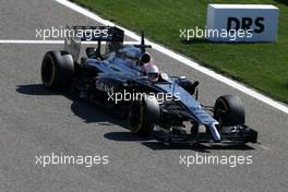 Kevin Magnussen (DEN), McLaren F1, DRS 08.04.2014. Formula One Testing, Bahrain Test, Day One, Sakhir, Bahrain.