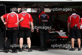 Marussia F1 Team mechanics and engineers 09.04.2014. Formula One Testing, Bahrain Test, Day Two, Sakhir, Bahrain.