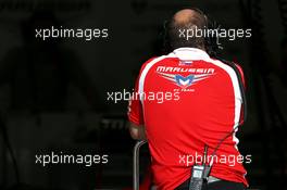 Marussia F1 Team mechanic 09.04.2014. Formula One Testing, Bahrain Test, Day Two, Sakhir, Bahrain.