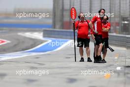 Marussia F1 Team mechanics 09.04.2014. Formula One Testing, Bahrain Test, Day Two, Sakhir, Bahrain.