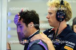 (L to R): Daniel Ricciardo (AUS) Red Bull Racing with Stuart Smith (AUS) Red Bull Racing Physio. 04.04.2014. Formula 1 World Championship, Rd 3, Bahrain Grand Prix, Sakhir, Bahrain, Practice Day
