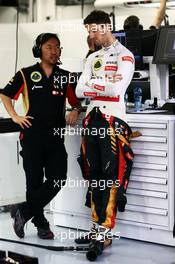 Romain Grosjean (FRA) Lotus F1 Team with Ayao Komatsu (JPN) Lotus F1 Team Race Engineer. 04.04.2014. Formula 1 World Championship, Rd 3, Bahrain Grand Prix, Sakhir, Bahrain, Practice Day