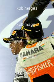 Lewis Hamilton (GBR), Mercedes AMG F1 Team and Sergio Perez (MEX), Sahara Force India  06.04.2014. Formula 1 World Championship, Rd 3, Bahrain Grand Prix, Sakhir, Bahrain, Race Day.