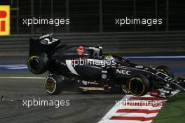 Esteban Gutierrez (MEX) Sauber and Pastor Maldonado (VEN) Lotus F1 Team crash as turn 1. 06.04.2014. Formula 1 World Championship, Rd 3, Bahrain Grand Prix, Sakhir, Bahrain, Race Day.