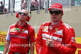 Kimi Raikkonen (FIN) Ferrari with Mark Arnall (GBR) Personal Trainer on the grid. 09.11.2014. Formula 1 World Championship, Rd 18, Brazilian Grand Prix, Sao Paulo, Brazil, Race Day.