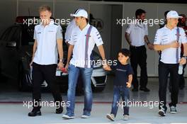 (L to R): Kevin Magnussen (DEN) McLaren with Felipe Massa (BRA) Williams and his son Felipinho Massa (BRA) on the drivers parade. 09.11.2014. Formula 1 World Championship, Rd 18, Brazilian Grand Prix, Sao Paulo, Brazil, Race Day.