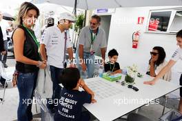 Felipe Massa (BRA) Williams with his son Felipinho Massa (BRA) and wife Rafaela Bassi (BRA). 09.11.2014. Formula 1 World Championship, Rd 18, Brazilian Grand Prix, Sao Paulo, Brazil, Race Day.