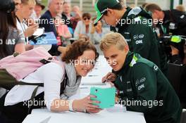 Marcus Ericsson (SWE) Caterham CT05 with a fan. 05.07.2014. Formula 1 World Championship, Rd 9, British Grand Prix, Silverstone, England, Qualifying Day.