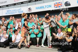 Race winner Lewis Hamilton (GBR) Mercedes AMG F1 celebrates with his step mother Linda Hamilton, and the team. 07.09.2014. Formula 1 World Championship, Rd 13, Italian Grand Prix, Monza, Italy, Race Day.