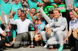 Race winner Lewis Hamilton (GBR) Mercedes AMG F1 celebrates with his step mother Linda Hamilton, father Anthony Hamilton (GBR), team mate Nico Rosberg (GER) Mercedes AMG F1, and the team. 07.09.2014. Formula 1 World Championship, Rd 13, Italian Grand Prix, Monza, Italy, Race Day.
