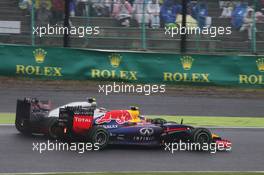 Daniel Ricciardo (AUS) Red Bull Racing RB10 and Kevin Magnussen (DEN) McLaren MP4-29. 05.10.2014. Formula 1 World Championship, Rd 15, Japanese Grand Prix, Suzuka, Japan, Race Day.