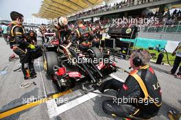 Pastor Maldonado (VEN) Lotus F1 E21 on the grid. 30.03.2014. Formula 1 World Championship, Rd 2, Malaysian Grand Prix, Sepang, Malaysia, Sunday.