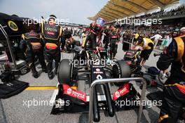 Romain Grosjean (FRA) Lotus F1 E22 on the grid. 30.03.2014. Formula 1 World Championship, Rd 2, Malaysian Grand Prix, Sepang, Malaysia, Sunday.