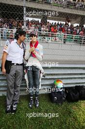 Esteban Gutierrez (MEX) Sauber with Francesco Nenci (ITA) Sauber Race Engineer on the grid. 30.03.2014. Formula 1 World Championship, Rd 2, Malaysian Grand Prix, Sepang, Malaysia, Sunday.