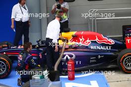 FIA help with the smoking car of Sebastian Vettel (GER) Red Bull Racing. 30.03.2014. Formula 1 World Championship, Rd 2, Malaysian Grand Prix, Sepang, Malaysia, Sunday.