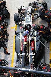 Romain Grosjean (FRA) Lotus F1 E22 pit stop. 30.03.2014. Formula 1 World Championship, Rd 2, Malaysian Grand Prix, Sepang, Malaysia, Sunday.