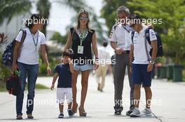 Felipe Massa (BRA) Williams with his son Felipinho Massa (BRA), wife Rafaela Bassi (BRA), and Beat Zehnder (SUI) Sauber F1 Team Manager. 30.03.2014. Formula 1 World Championship, Rd 2, Malaysian Grand Prix, Sepang, Malaysia, Sunday.
