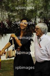 Bernie Ecclestone (GBR) with his wife Fabiana Flosi (BRA). 19.09.2014. Formula 1 World Championship, Rd 14, Singapore Grand Prix, Singapore, Singapore, Practice Day.