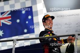 Daniel Ricciardo (AUS) Red Bull Racing celebrates his third position on the podium. 21.09.2014. Formula 1 World Championship, Rd 14, Singapore Grand Prix, Singapore, Singapore, Race Day.